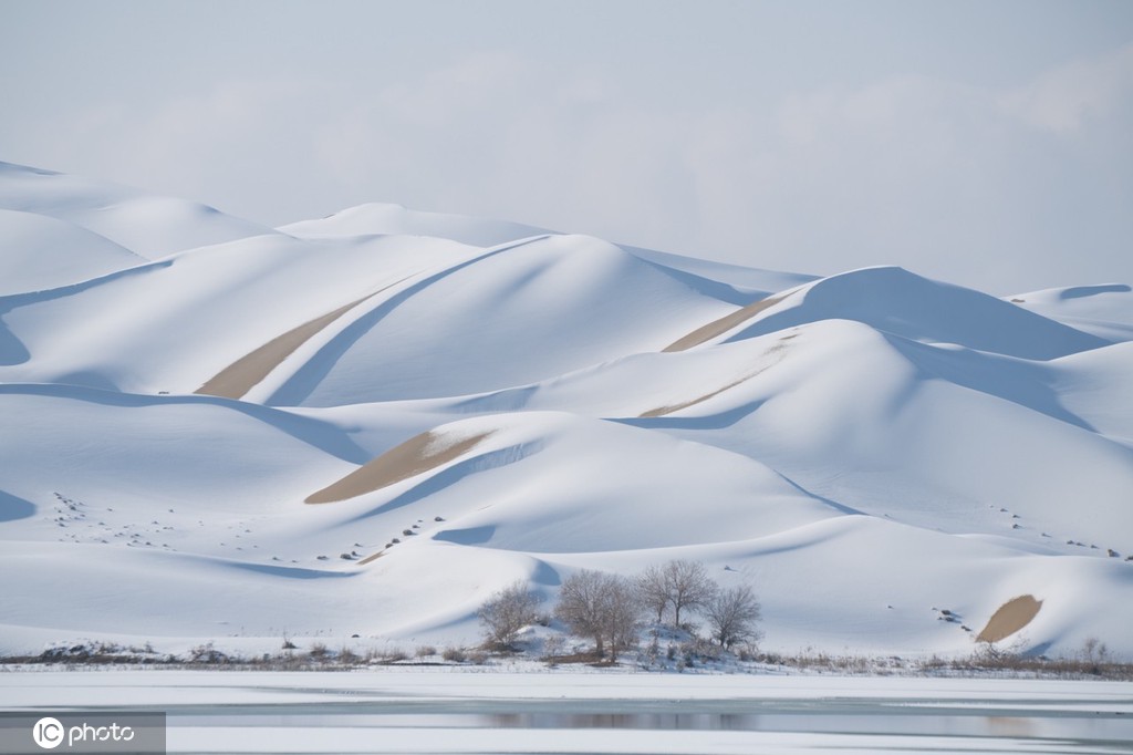11月28日、新疆維吾爾（ウイグル）自治区巴音郭楞蒙古（バインゴリン・モンゴル）自治州尉犁（ロプノール）県にある羅布湖に広がる珍しい雪景色。（写真著作権は東方ICが所有のため転載禁止）