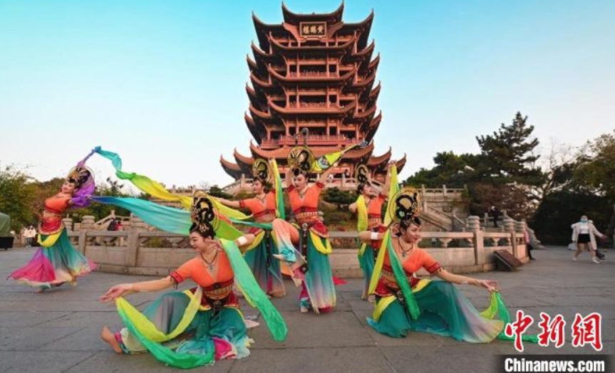 11月27日、黄鶴楼をバックに舞う「美しい仙女」たち（資料提供・甘粛省文化・観光庁）。