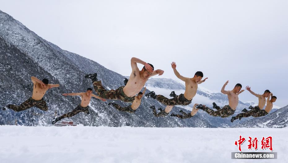 川西地域の雪原で雪上実践訓練を実施する武装警官　四川省