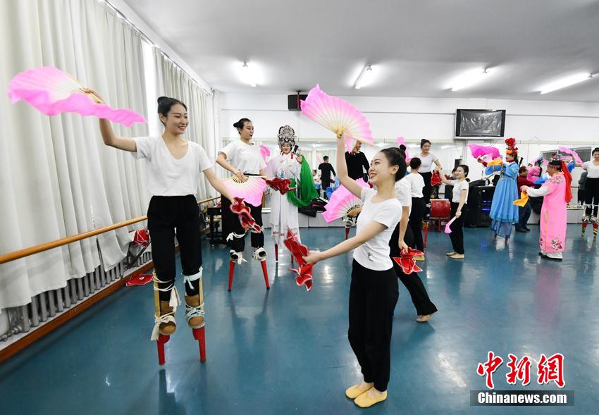 高足踊りを練習する大学生（撮影・張瑶）