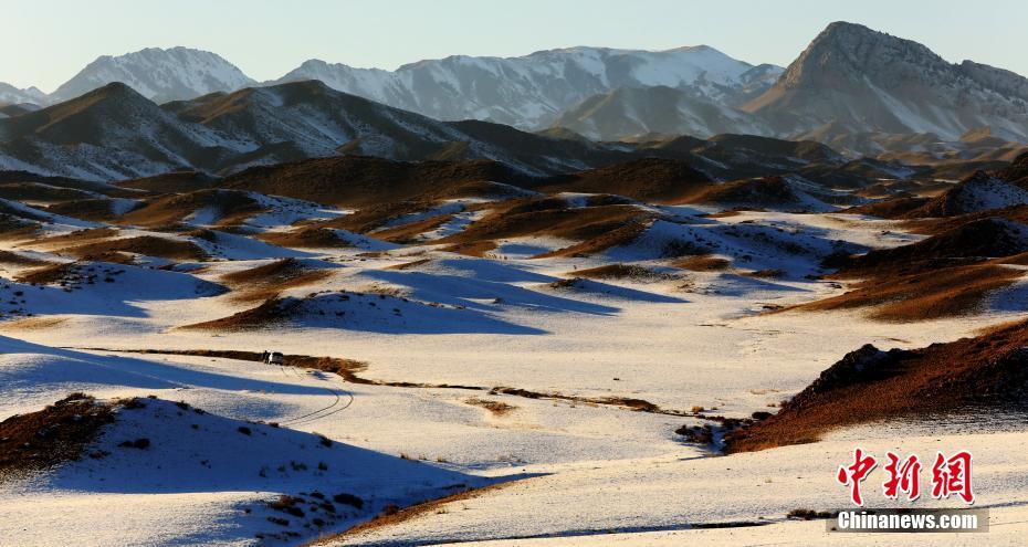崗吉格山の冬景色　新疆