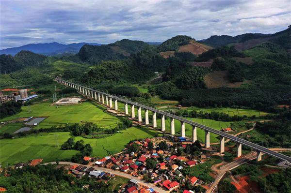中国ラオス鉄道が全線開通　1千キロ以上を支える「復興号」技術