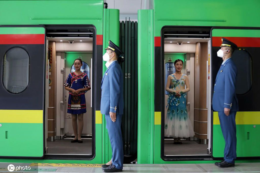 中国-ラオス鉄道乗務員（写真著作権は東方ICが所有のため転載禁止）。