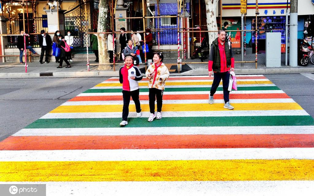 「虹の横断歩道」を横断する子供（写真著作権は東方ICが所有のため転載禁止）。