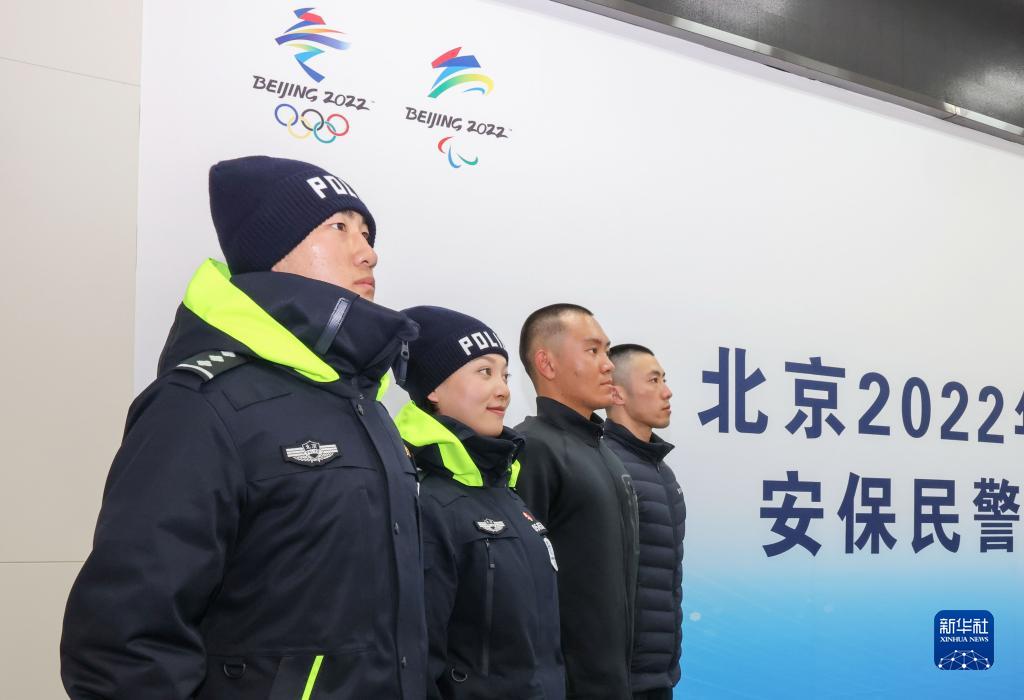 北京2022年冬季オリンピック・パラリンピックの警察官用防寒ウェアを着用した警察官（12月7日撮影・殷剛）。