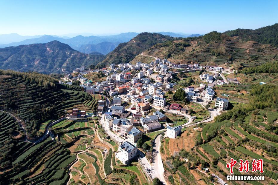 上空から撮影した山々に囲まれる白交祠村（撮影・王東明）。