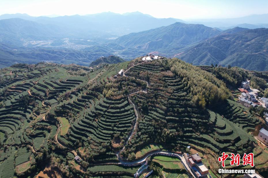 上空から撮影したアモイの山々に包まれる美しい農村　福建省