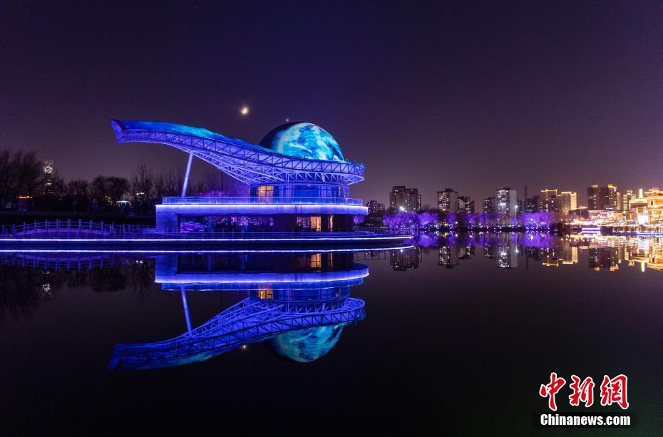 7日夕方、イルミネーションによってさまざまな色に染まった北京市朝陽区の亮馬河国際風情水岸（撮影・侯宇）。