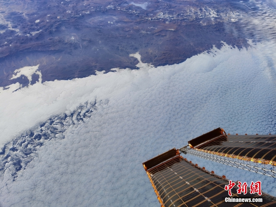 中国有人宇宙船「神舟12号」の乗組員が宇宙で撮影した写真公開