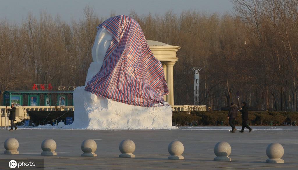 12月8日、太陽島雪博会で「日焼け防止ウェア」をまとった雪像（写真著作権は東方ICが所有のため転載禁止）。