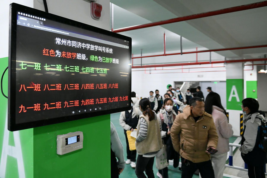 12月8日夜、江蘇省常州同済中学校に導入された「地下送迎システム」。学年とクラスごとに分かれて行われる生徒の送迎（写真著作権はCFP視覚中国が所有のため転載禁止）。