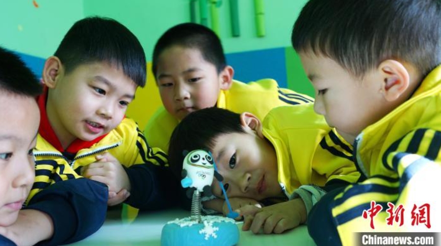 園児たちが北京冬季五輪マスコットの粘土細工を制作