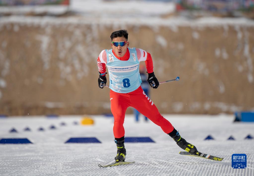 ロードレースからクロスカントリーに転向して冬季五輪目指す新疆の青年