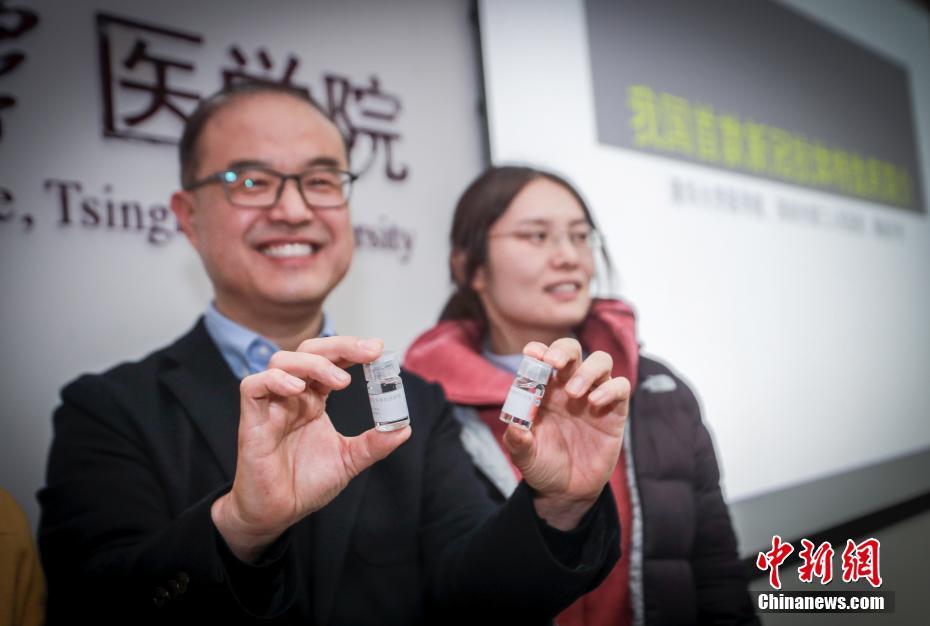 12月9日午後、北京の清華大学で開かれた記者会見で、張林琦教授率いる研究チームが開発した中国初の新型コロナウイルス治療薬が承認されたことが発表された。新薬のサンプルを見せる張林琦教授（撮影・賈天勇）。
