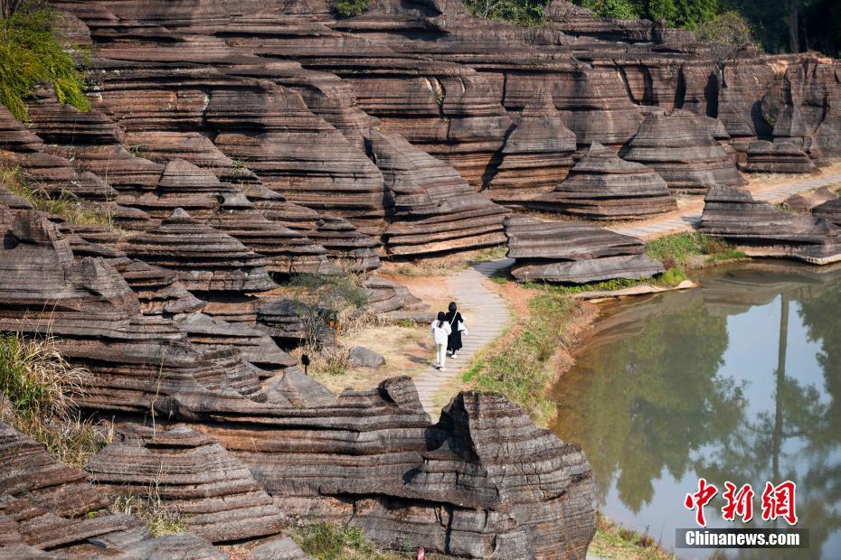 観光客を魅了する湘西紅石林　湖南省