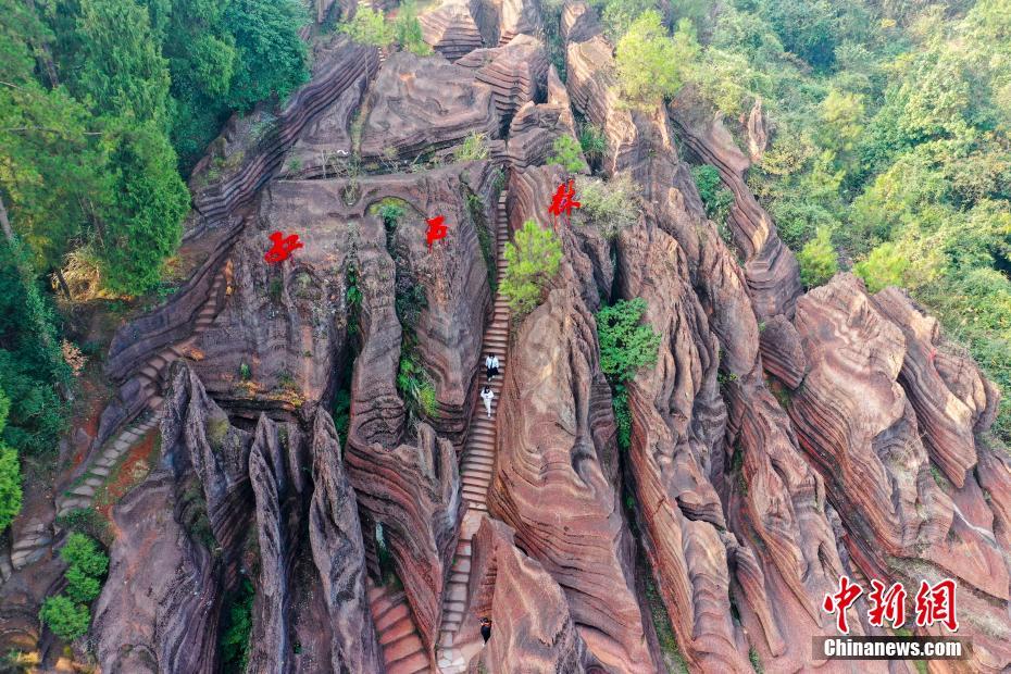 12月9日、紅石林を観光する人々（ドローンによる撮影・楊華峰）。