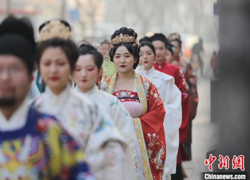 12月11日、河北省固安大劇場広場で、国学の儀礼を人々に披露する漢服文化愛好者（撮影・呉迪）。