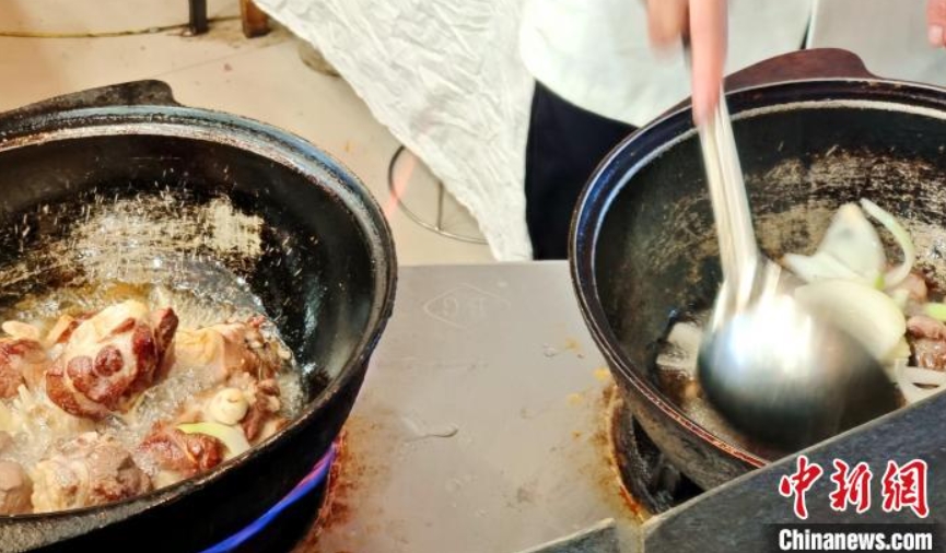 新疆の有名シェフ紹介のウイグル風炊き込みご飯「手抓飯」の作り方