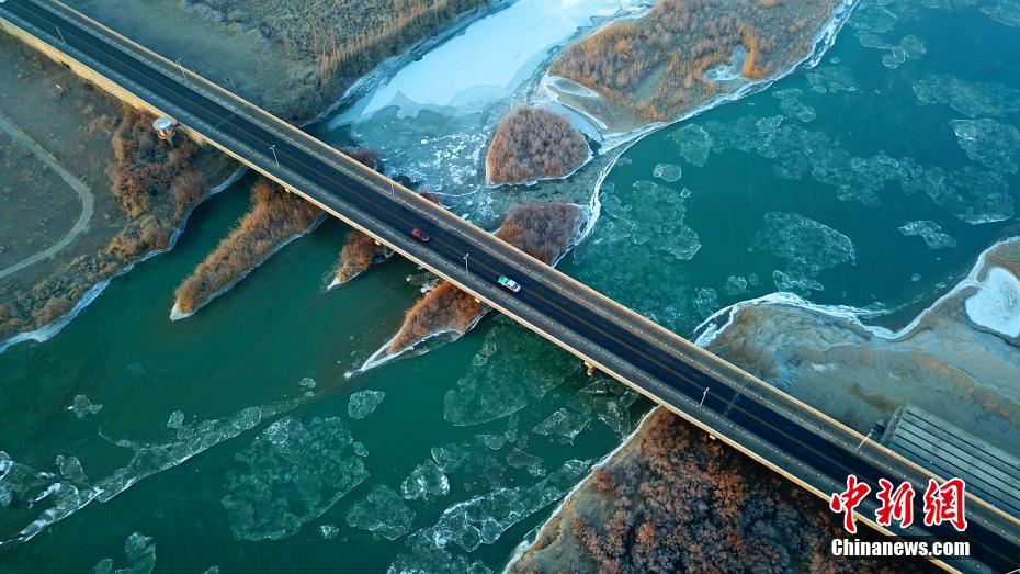 川の流れと共に氷がゆっくり移動する光景が広がる開都河の焉耆回族自治県区間（撮影・確・胡熱）。