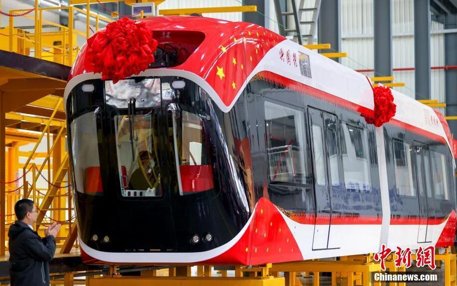 中国初の磁気浮上懸垂式車両がラインオフ 列車を「吊り下げる」のはなぜ？
