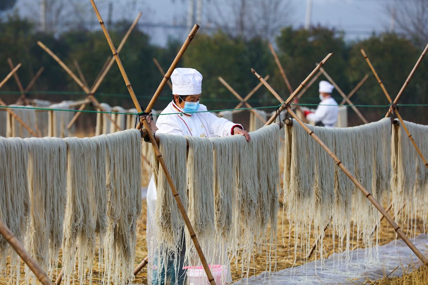 サツマイモだけで作る伝統的な春雨ヌードル製造で農家の生活豊かに　河南省光山