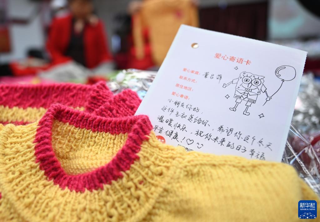 手編みのセーターを新疆の子供たちにプレゼント　福建省福州