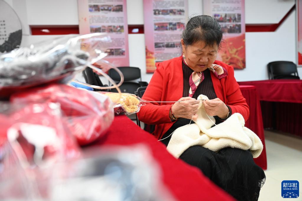 手編みのセーターを新疆の子供たちにプレゼント　福建省福州