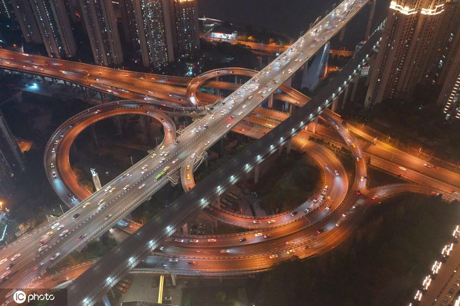上空から撮影した重慶市九竜坂区にある鵝公岩立体交差橋（写真著作権は東方ICが所有のため転載禁止）。