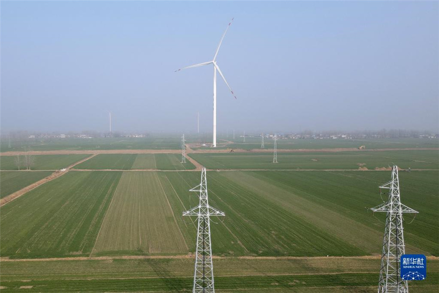 和新風力発電所の風力発電機（14日にドローンで撮影）。