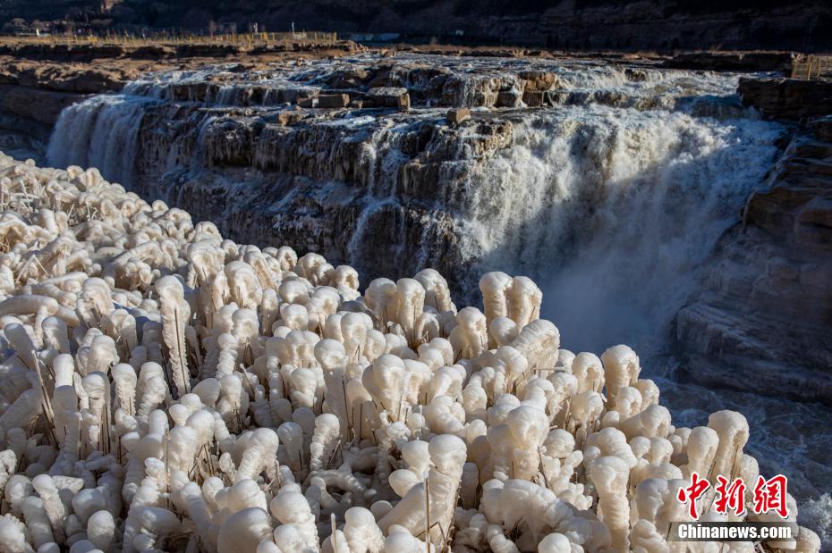 黄河壺口瀑布に滝の氷結現象現る