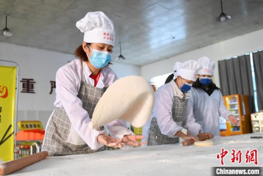 冬至を控え工場の食堂が辣条入りジャンボ餃子を制作　湖南省平江