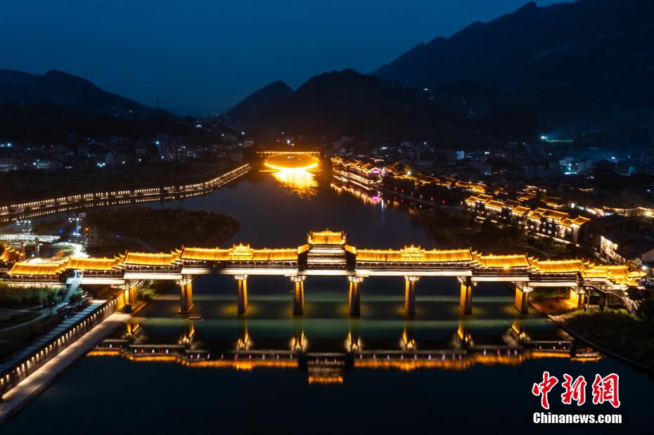 重慶市黔江区濯水古鎮にある風雨廊橋の華やかな夜景（撮影・何蓬磊）。