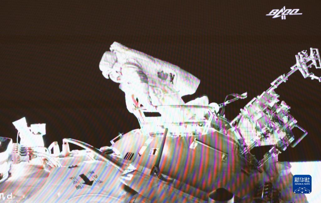 27日に北京宇宙飛行制御センターで撮影された船外任務を終え帰還する神舟13号の宇宙飛行士。
