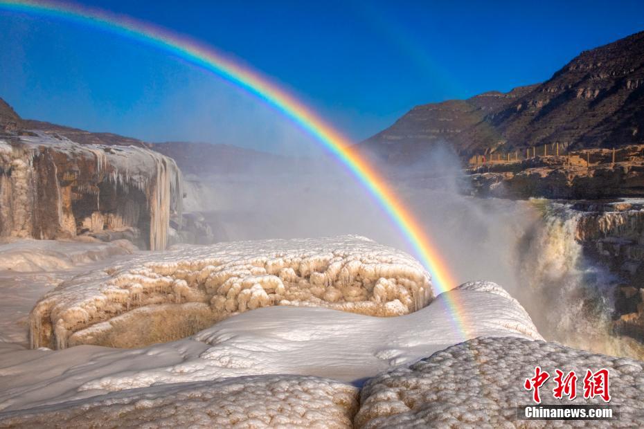 黄河壺口瀑布に現れた美しいつららの景観　陝西省