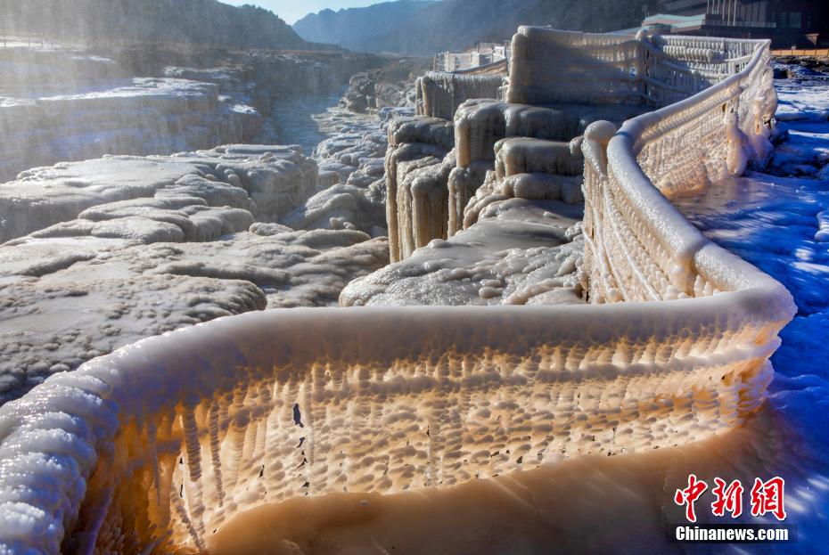 黄河壺口瀑布に現れた美しいつららの景観　陝西省