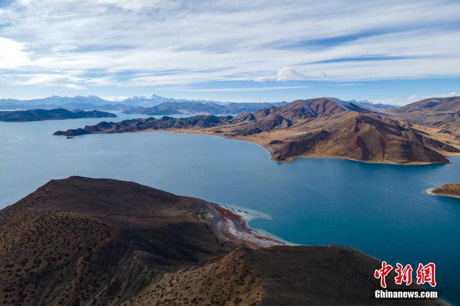「トルコ石の湖」ヤムドク湖を上空から捉える　チベット自治区