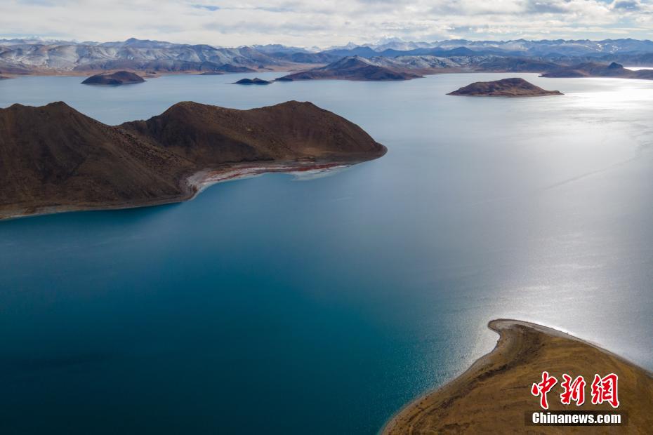 「トルコ石の湖」ヤムドク湖を上空から捉える　チベット自治区