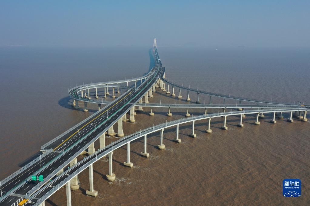 舟山本島と岱山県を結ぶ舟岱大橋が開通　浙江省