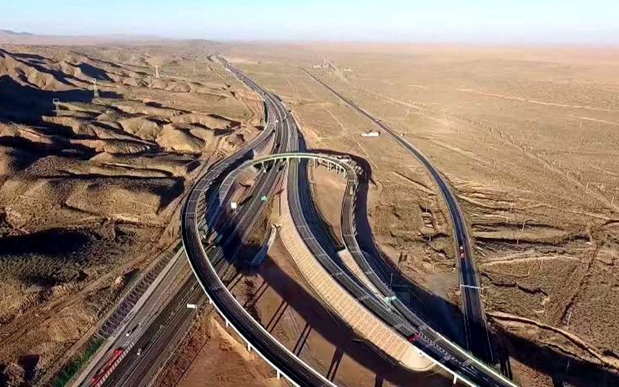 トングリ砂漠を貫く高速道路が29日に開通　内モンゴル