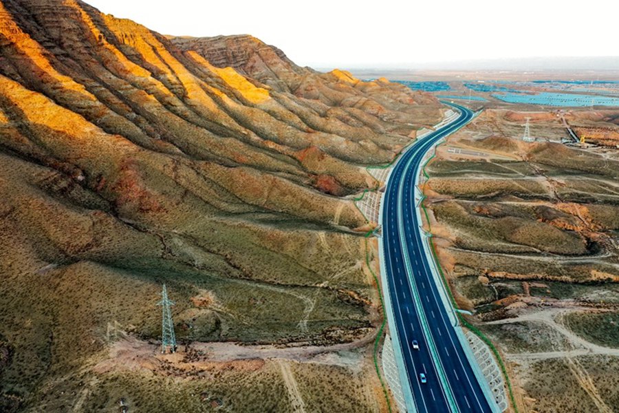 トングリ砂漠を貫く高速道路が29日に開通　内モンゴル