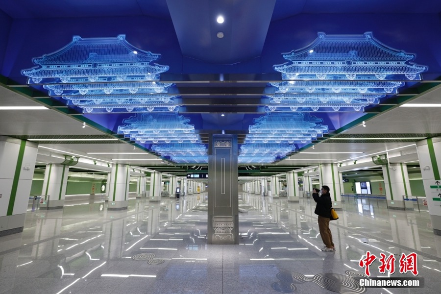 北京地下鉄19号線新宮駅の構内（12月29日撮影・富田）。