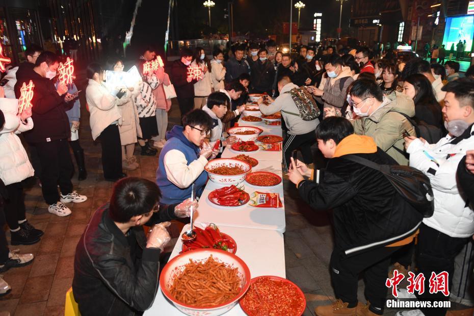 ユニークな新年の迎え方　湖南省長沙市では辛いものを食べて年越し