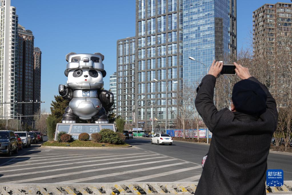 北京市の望京に登場したニュータイプパンダオブジェを撮影する市民（1月2日撮影・彭子洋）。