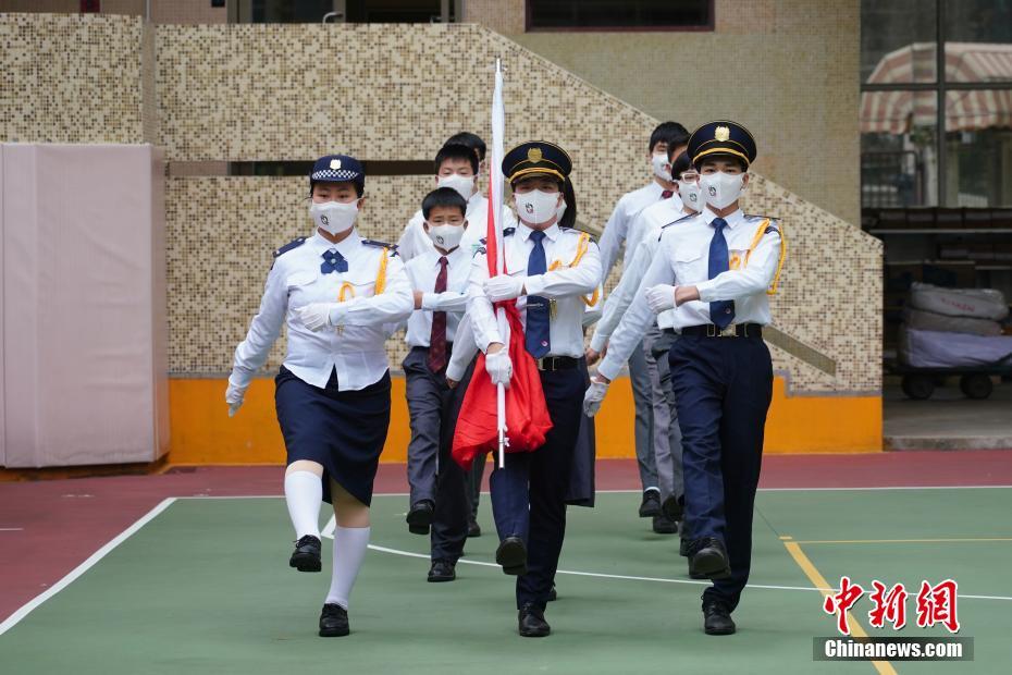 香港培僑中高一貫校で行われた元旦国旗掲揚式（撮影・張煒）。