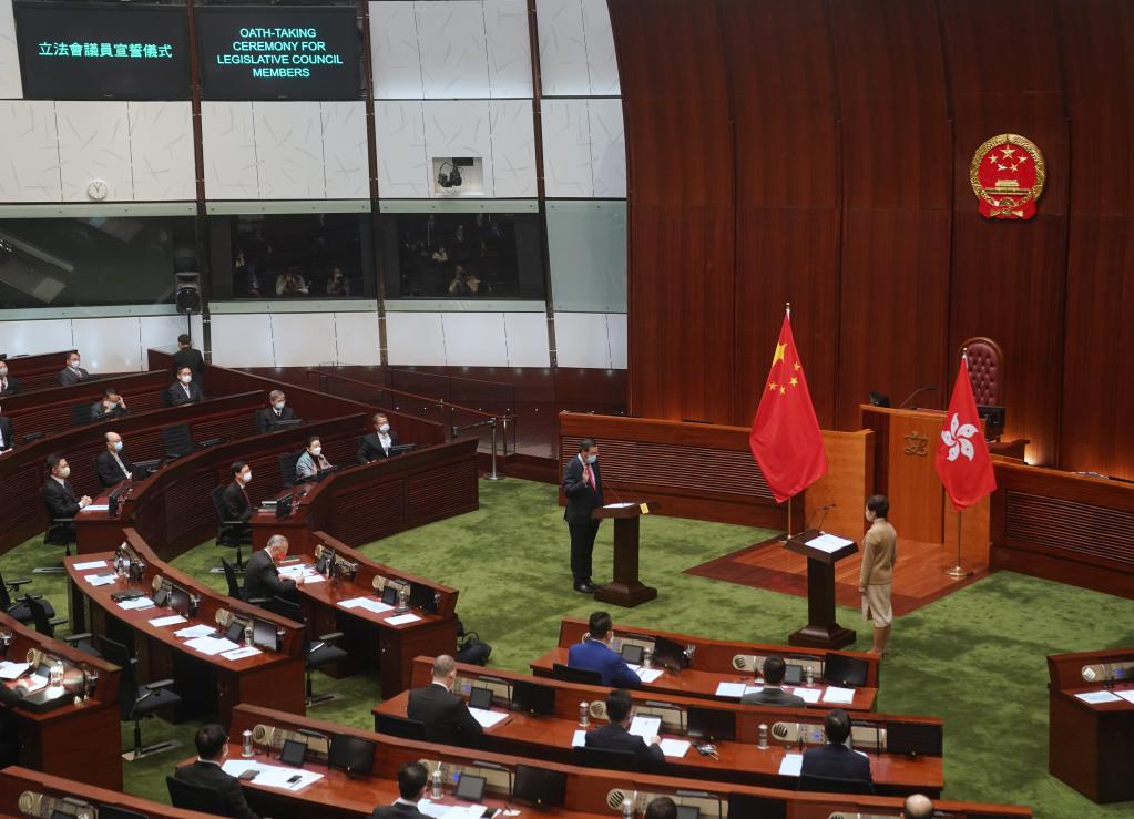 香港特区立法会が議員宣誓式　行政長官が宣誓の有効性を確認