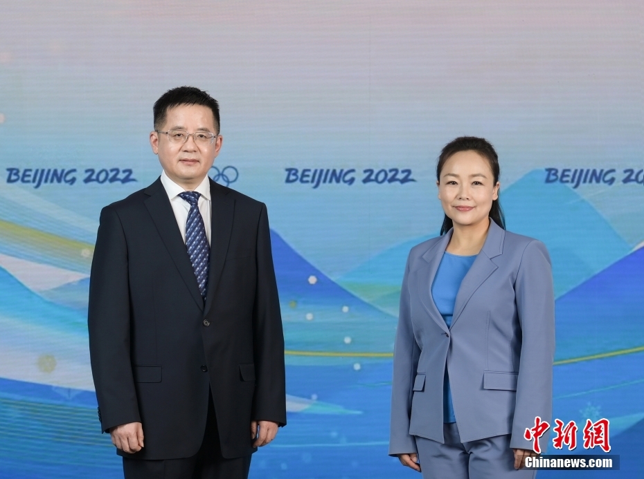 1月3日、北京冬季五輪組織委員会の報道官を務める趙衛東氏（写真左）と厳家蓉氏（写真提供・北京冬季五輪組織委員会）。