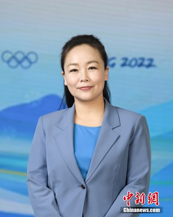 北京冬季五輪組織委員会報道官がメディア関係者と対面