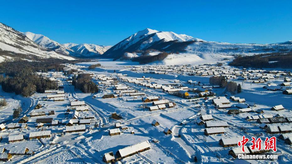 ファンタジックな降雪後の新疆カナス禾木村