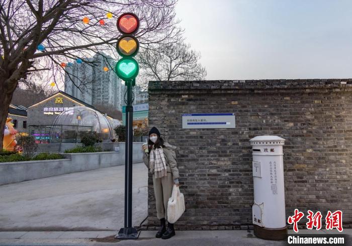 南京の街角に「ハートの信号機」　市民の人気スポットに