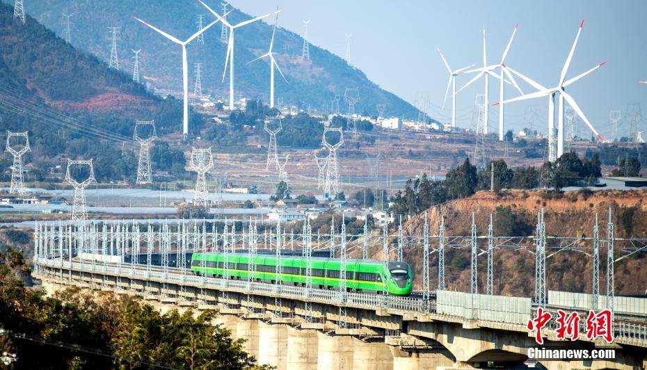 高速鉄道車両「緑巨人」が大涼山に登場　四川省
